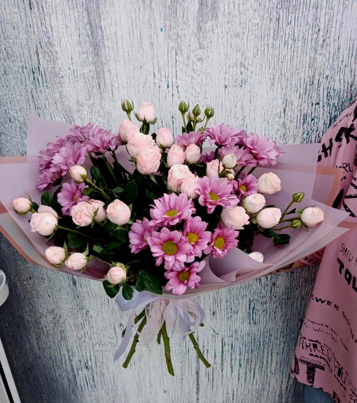 Букет цветов из: Розы и Хризантемы в Пестово Новгородская область