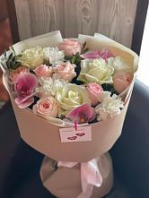 Букет цветов из:  Орхидеи, Розы и Гвоздики #REPLACE_PRED# Пестово Новгородская область