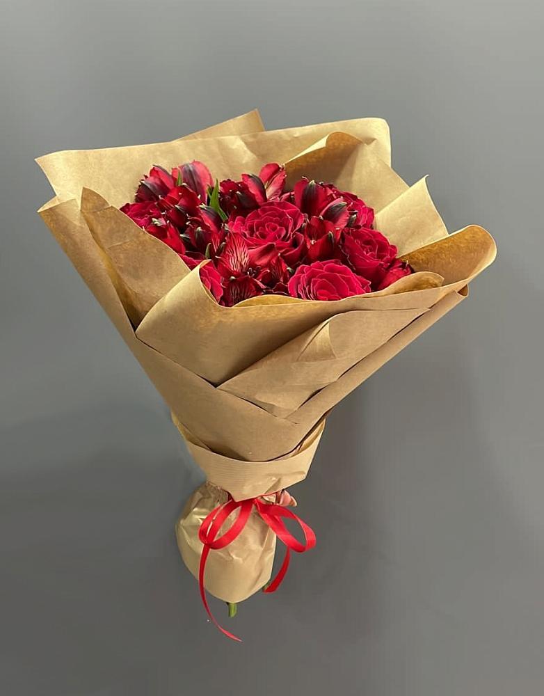 Букет цветов из: Альстромерии и Розы в Пестово Новгородская область