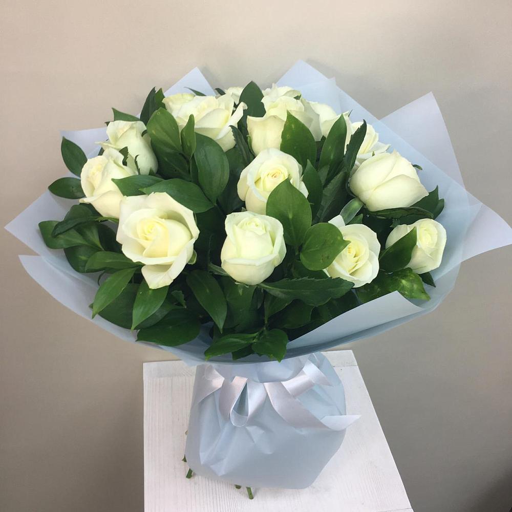 Букет 15 Белых роз Проуд в Пестово Новгородская область