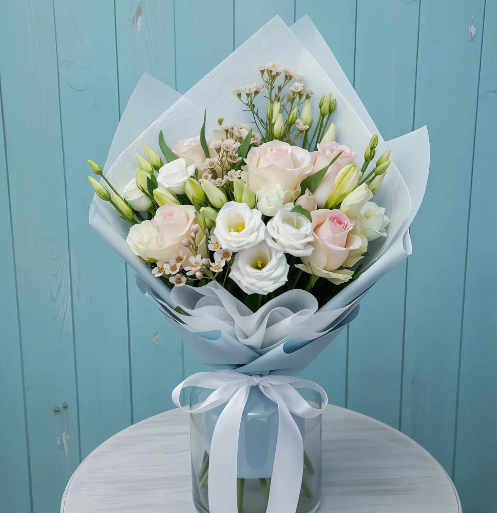 Букет цветов из: Розы и Лизиантусы в Пестово Новгородская область