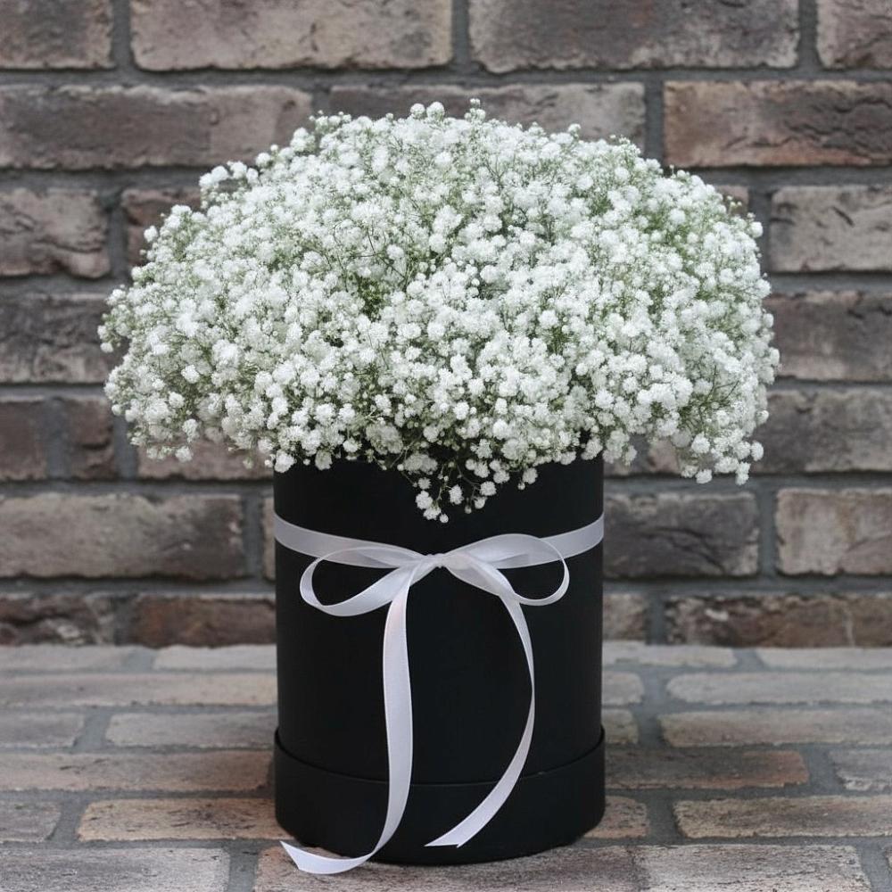 Цветочная композиция из Гипсофила в шляпной коробке в Пестово Новгородская область