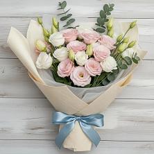 Букет цветов из:  Лизиантусы в Пестово Новгородская область