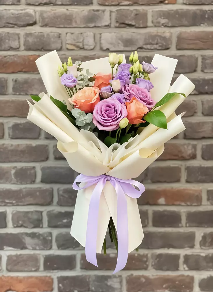 Букет цветов из: Лизиантусы и Розы в Пестово Новгородская область