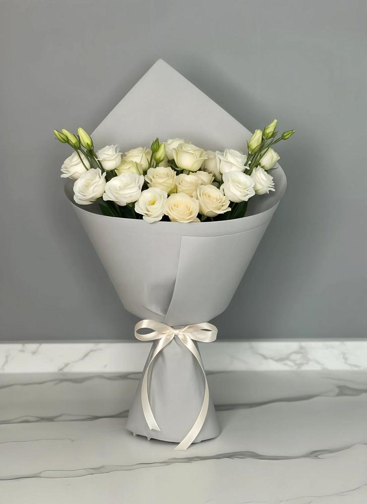 Букет цветов из: Розы и Лизиантусы в Пестово Новгородская область