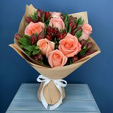 Букет цветов из:  Розы и Альстромерии в Пестово Новгородская область