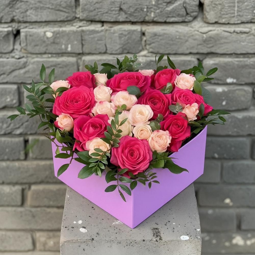 Цветочная композиция из Розы в коробке в Пестово Новгородская область