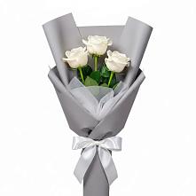 Букет 3 белые розы в Пестово Новгородская область