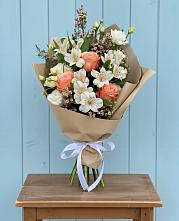 Букет цветов из:  Альстромерии, Лизиантусы, Розы и Хризантемы в Пестово Новгородская область