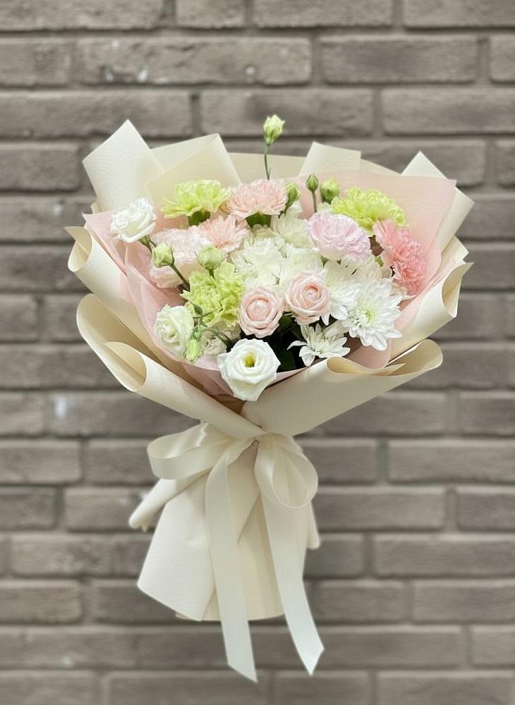 Букет цветов из: Гвоздики, Розы, Лизиантусы и Хризантемы в Пестово Новгородская область