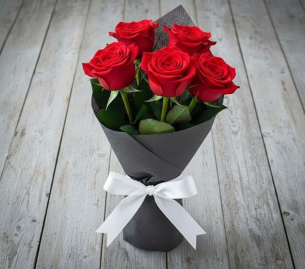 Букет 5 Красных роз Эдлесс Лав в Пестово Новгородская область