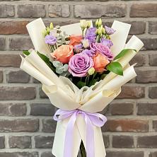 Букет цветов из:  Лизиантусы и Розы в Пестово Новгородская область