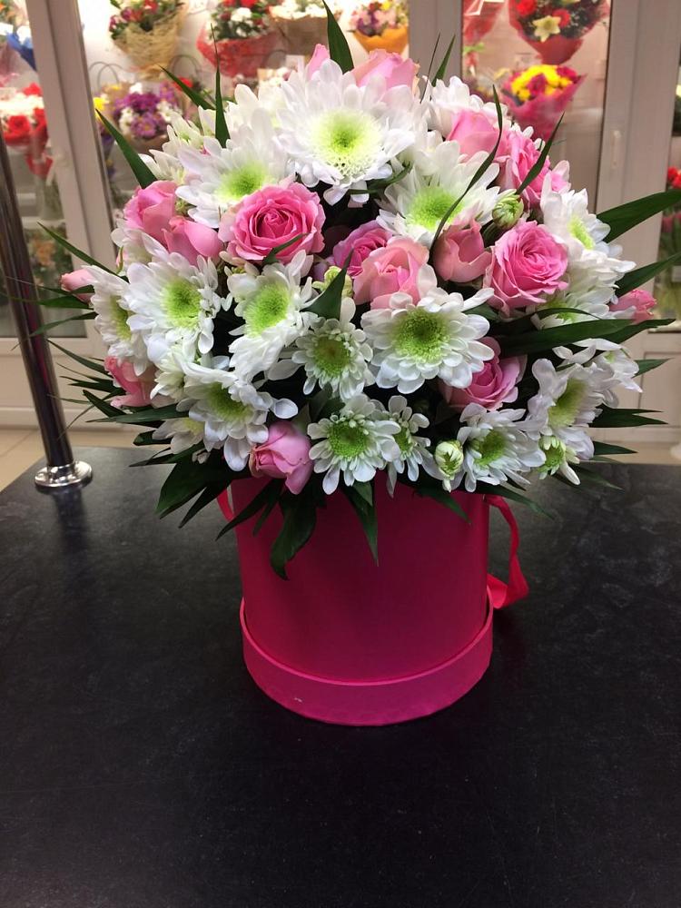 Цветочная композиция из Розы и Хризантемы в шляпной коробке в Пестово Новгородская область