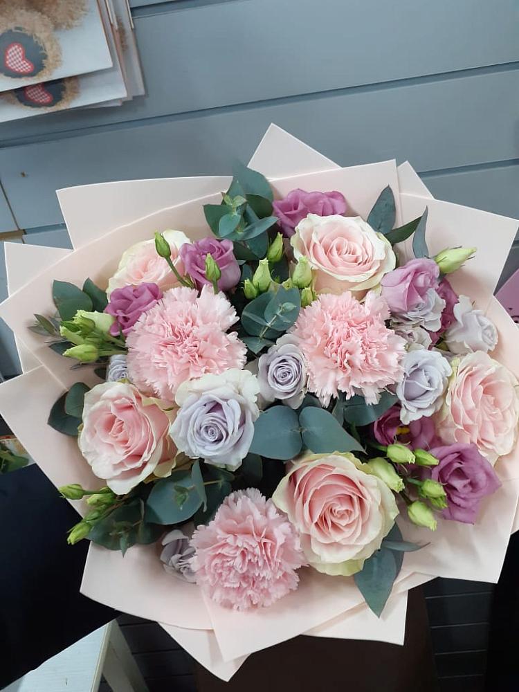 Букет цветов из: Розы, Гвоздики и Лизиантусы в Пестово Новгородская область