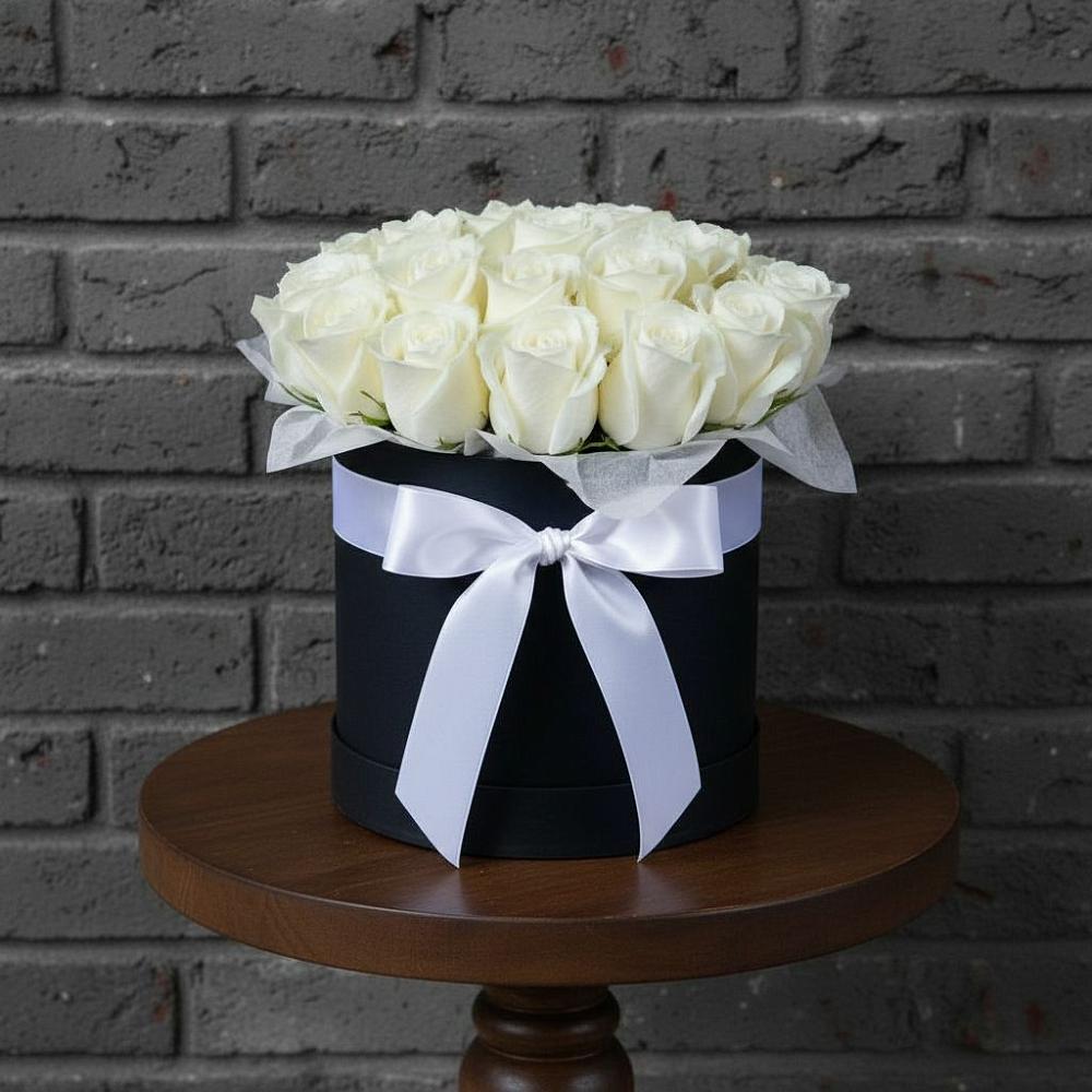 Цветочная композиция из Розы в шляпной коробке в Пестово Новгородская область