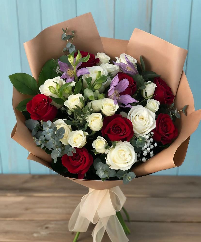 Букет цветов из: Розы и Альстромерии в Пестово Новгородская область
