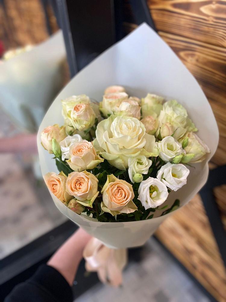 Букет цветов из: Розы и Лизиантусы в Пестово Новгородская область