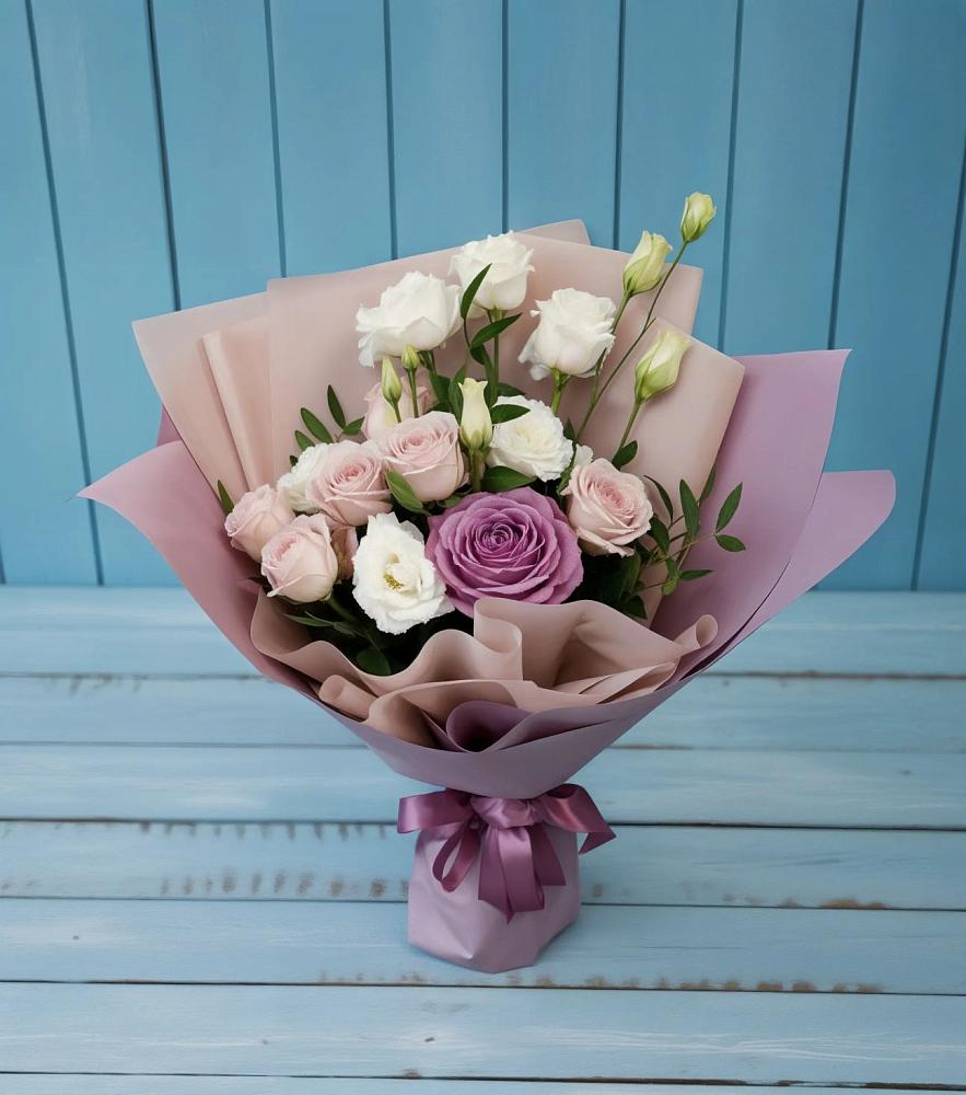 Букет цветов из: Розы и Лизиантусы в Пестово Новгородская область